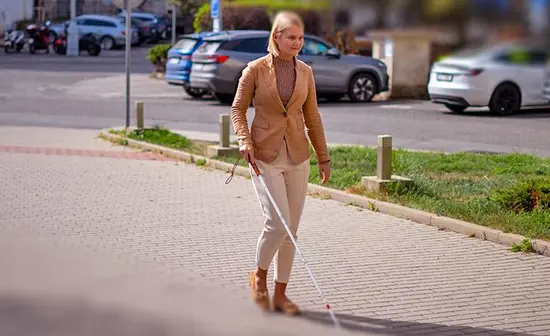 Život bez zraku nen&iacute; jen černočern&yacute; svět, je pln&yacute; tvarů, jasu i st&iacute;nů... a tak&eacute; přek&aacute;žek