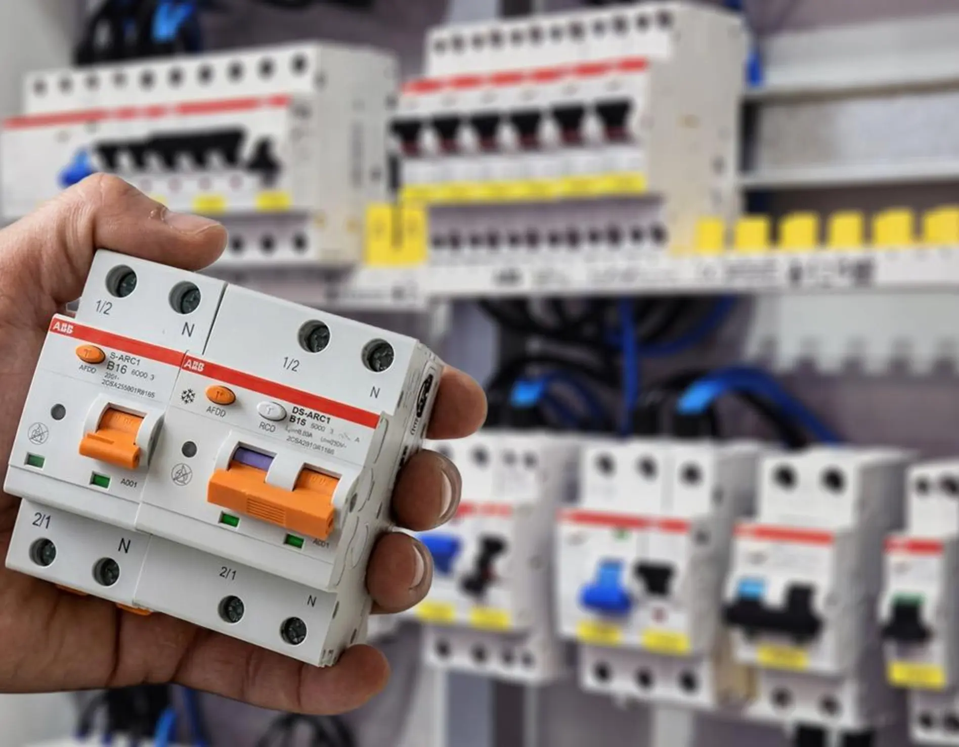 AFDD &ndash; ochrana před elektrick&yacute;m obloukem: kde se vyplat&iacute; a kdy ji do rozv&aacute;děče automaticky ned&aacute;vat
