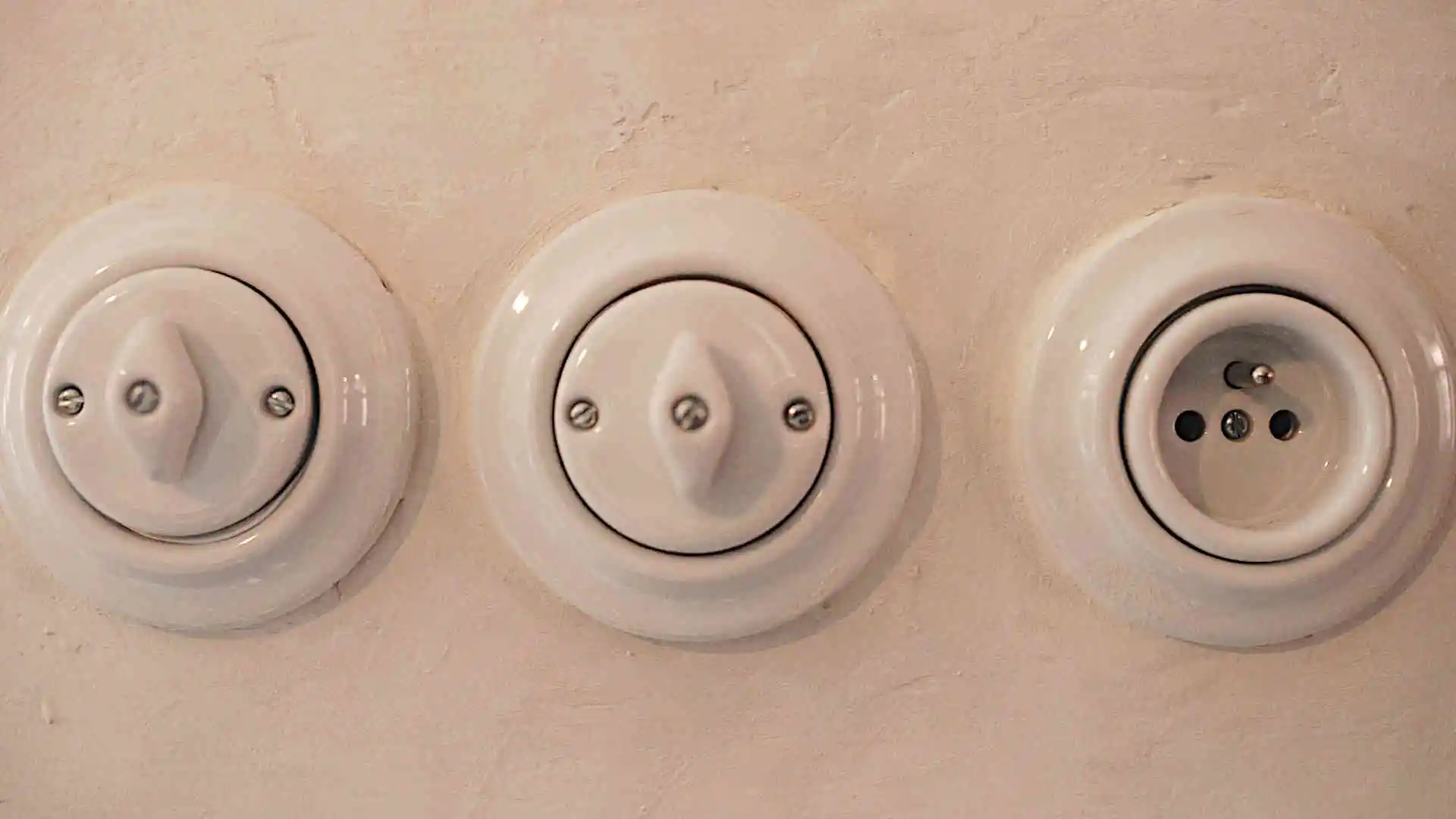 B&iacute;l&eacute; porcel&aacute;nov&eacute; vyp&iacute;nače a z&aacute;suvky ABB Decento