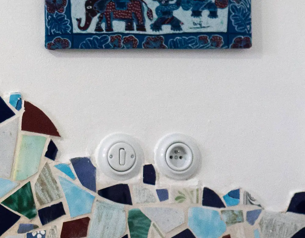 B&iacute;l&eacute; porcel&aacute;nov&eacute; vyp&iacute;nače ve stylu retro v koupelně na chalupě
