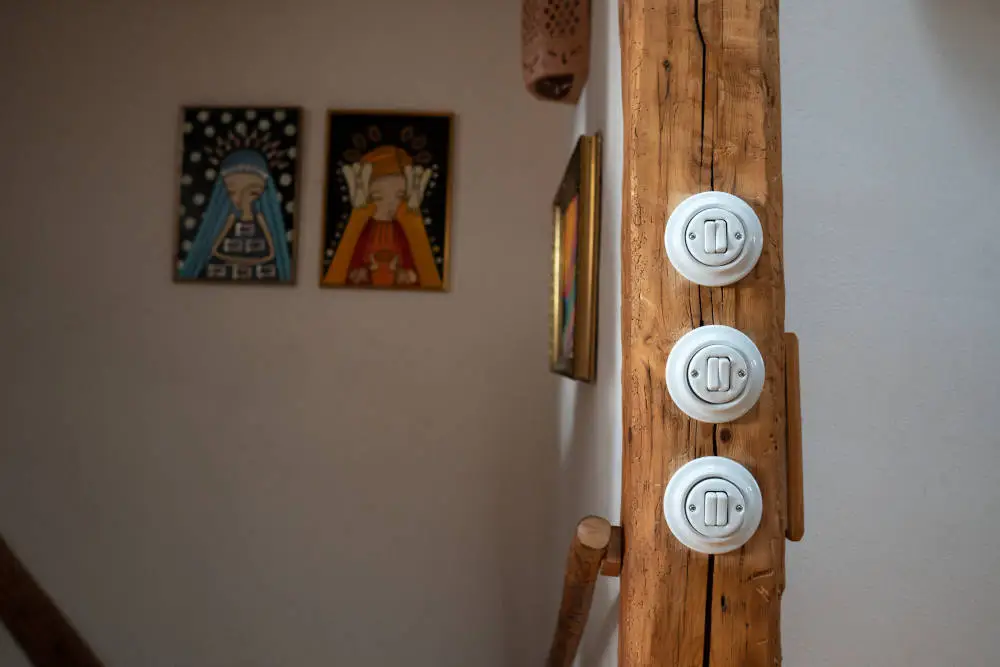 Porcel&aacute;nov&eacute; vyp&iacute;nače Decento na dřevěn&eacute;m tr&aacute;mu v podkrov&iacute; chalupy