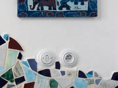 B&iacute;l&eacute; porcel&aacute;nov&eacute; vyp&iacute;nače ve stylu retro v koupelně na chalupě