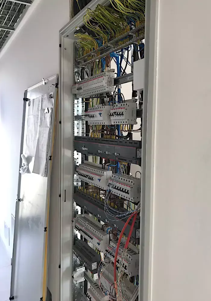 Rozvaděč pro inteligentn&iacute; elektroinstalaci v rodinn&eacute;m domě