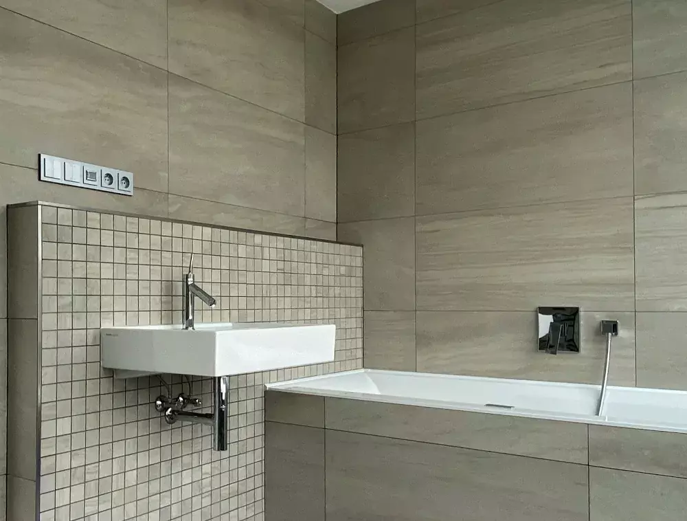 Vyp&iacute;nače LevitM v modern&iacute; koupelně
