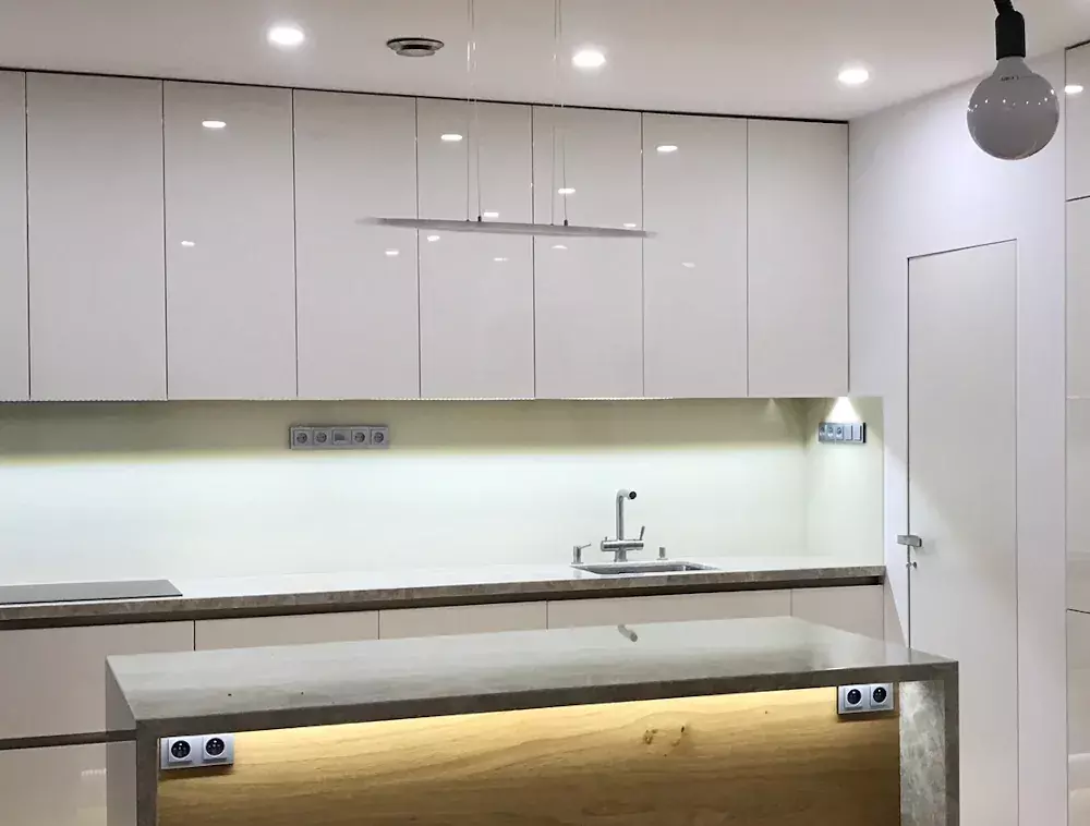Vyp&iacute;nače LevitM v modern&iacute; kuchyni