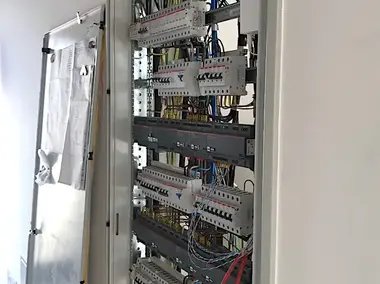 Rozvaděč pro inteligentn&iacute; elektroinstalaci v rodinn&eacute;m domě