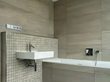 Vyp&iacute;nače LevitM v modern&iacute; koupelně