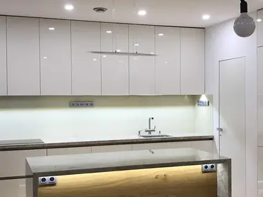 Vyp&iacute;nače LevitM v modern&iacute; kuchyni