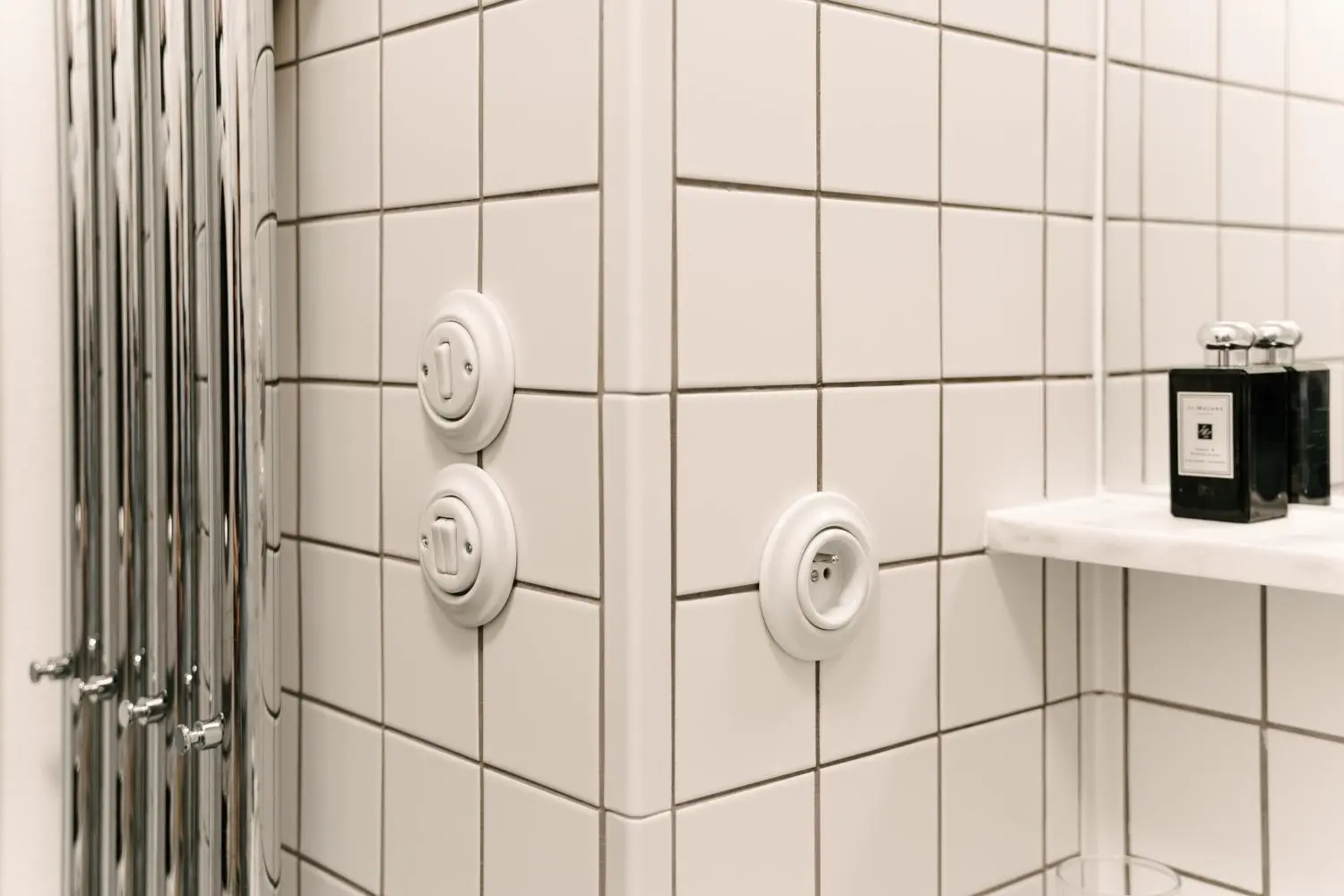 B&iacute;l&eacute; porcel&aacute;nov&eacute; retro vyp&iacute;nače Decento v koupelně