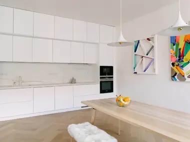 Modern&iacute; b&iacute;l&aacute; kuchyňsk&aacute; linka v rekonstruovan&eacute;m bytě