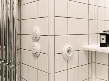 B&iacute;l&eacute; porcel&aacute;nov&eacute; retro vyp&iacute;nače Decento v koupelně