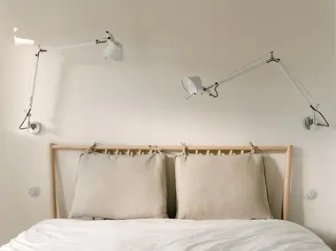 B&iacute;l&eacute; porcel&aacute;nov&eacute; retro vyp&iacute;nače Decento v ložnici
