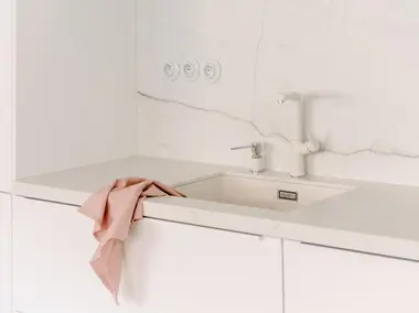 B&iacute;l&eacute; porcel&aacute;nov&eacute; retro z&aacute;suvky Decento na kuchyňsk&eacute; lince