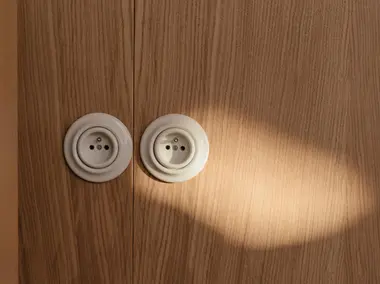 B&iacute;l&eacute; porcel&aacute;nov&eacute; retro z&aacute;suvky Decento na dřevěn&eacute; stěně