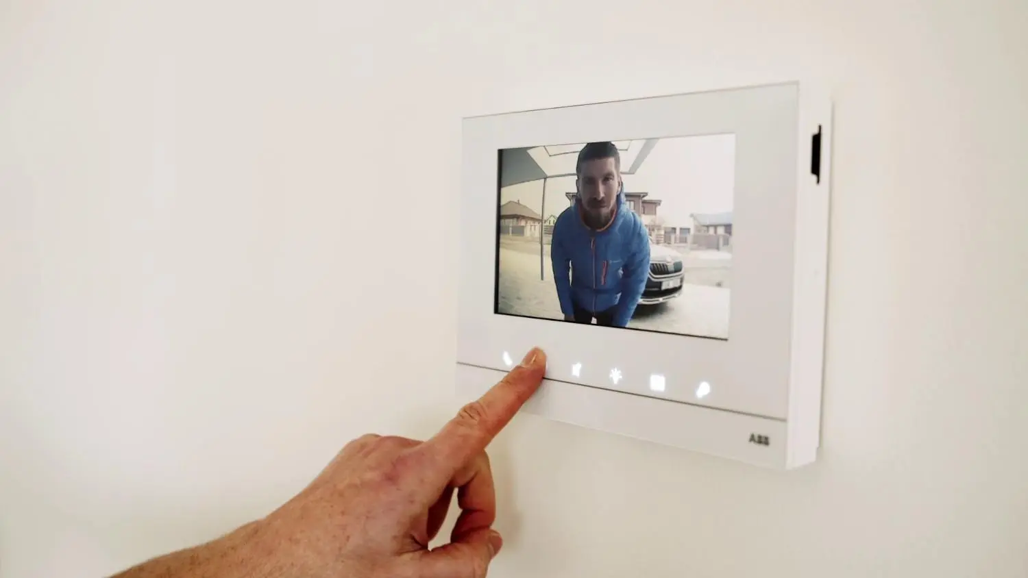 Domovn&iacute; videotelefon - otv&iacute;r&aacute;n&iacute; dveř&iacute;