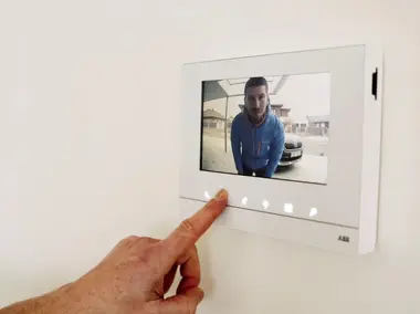 Domovn&iacute; videotelefon - otv&iacute;r&aacute;n&iacute; dveř&iacute;
