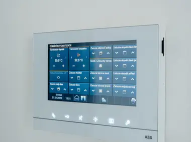 Centr&aacute;ln&iacute; ovl&aacute;dac&iacute; panel pro chytrou dom&aacute;cnost