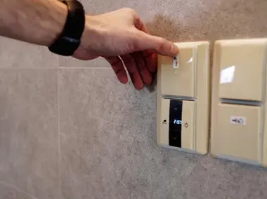 Ovl&aacute;dac&iacute; tač&iacute;tko na zdi pro sp&iacute;n&aacute;n&iacute; oběhov&eacute;ho čerpadla tepl&eacute; užitkov&eacute; vody