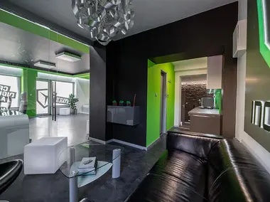 Zasedačka a průhled do kuchyňky