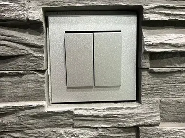 &Scaron;ed&yacute; vyp&iacute;nač na zdi s břidlicov&yacute;m obkladem