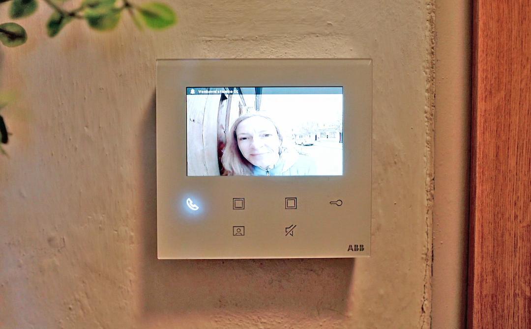 Domovn&iacute; videotelefon ABB Welcome Midi v dvougeneračn&iacute;m rodinn&eacute;m domě