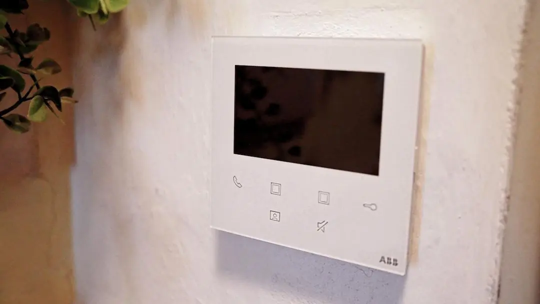 Dom&aacute;c&iacute; videotelefon s wifi v bytě na zdi