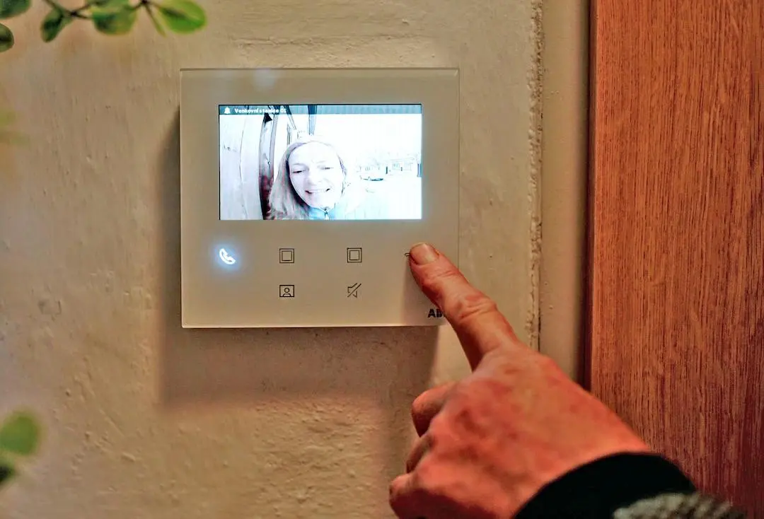 Otv&iacute;r&aacute;n&iacute; vchodov&yacute;ch dveř&iacute; tlač&iacute;tkem na domovn&iacute;m videotelefonu