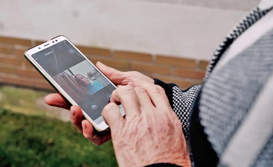 Ovl&aacute;d&aacute;n&iacute; dom&aacute;c&iacute;ho videotelefonu v aplikaci na mobiln&iacute;m telefonu