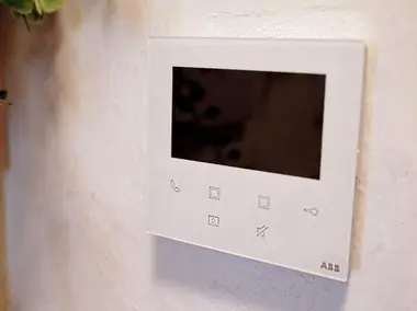 Dom&aacute;c&iacute; videotelefon s wifi v bytě na zdi