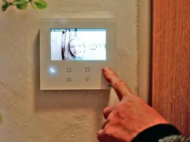 Otv&iacute;r&aacute;n&iacute; vchodov&yacute;ch dveř&iacute; tlač&iacute;tkem na domovn&iacute;m videotelefonu