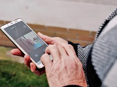 Ovl&aacute;d&aacute;n&iacute; dom&aacute;c&iacute;ho videotelefonu v aplikaci na mobiln&iacute;m telefonu