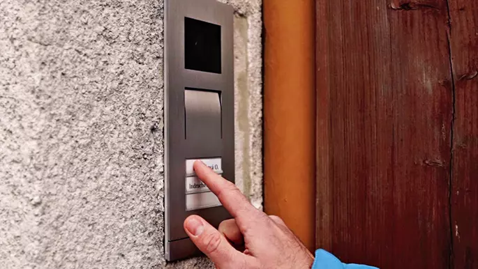 Domovn&iacute; videotelefon ABB Welcome Midi v dvougeneračn&iacute;m rodinn&eacute;m domě