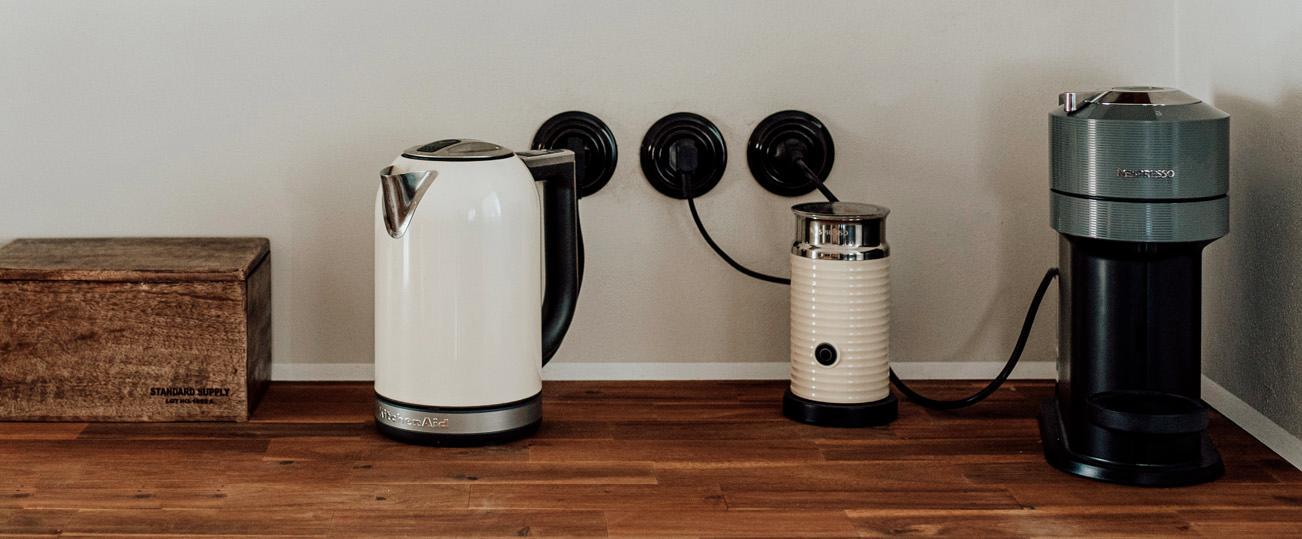Kuchyňsk&aacute; linka ve stylu wabi sabi a čern&eacute; porcel&aacute;nov&eacute; vyp&iacute;nače