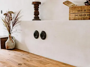 Detail čern&yacute;ch porcel&aacute;nov&yacute;ch z&aacute;suvek na kuchyňsk&eacute; lince ve stylu wabi sabi