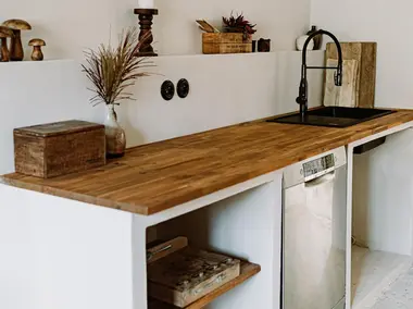 Kuchyň ve stylu wabi sabi a čern&eacute; porcel&aacute;nov&eacute; z&aacute;suvky