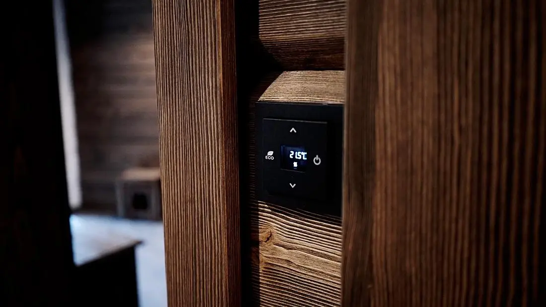 Termostat pro ručn&iacute; ovl&aacute;d&aacute;n&iacute; teploty v apartm&aacute;nu