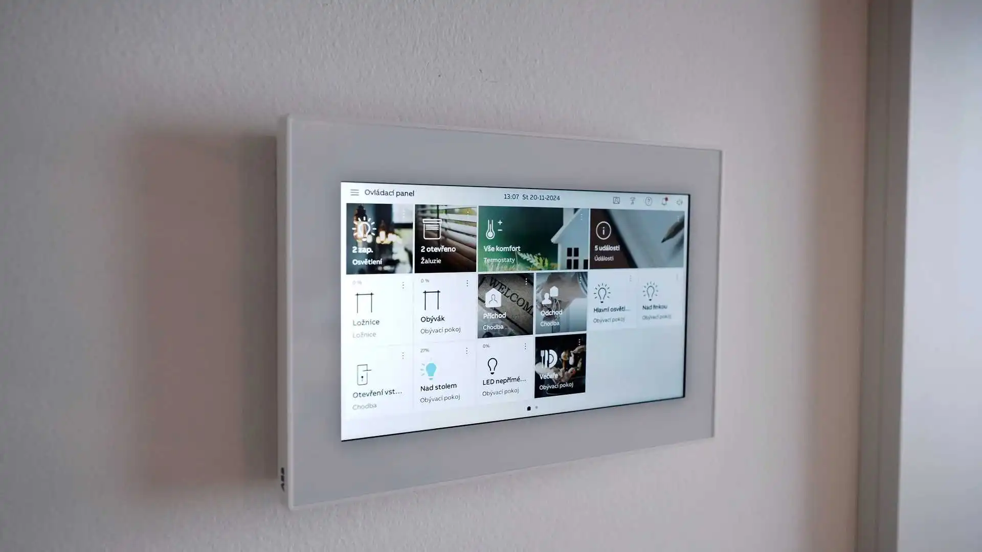 Detailn&iacute; pohled na displej ovl&aacute;dac&iacute;ho panelu OneTouch pro chytrou dom&aacute;cnost ABB-free@home