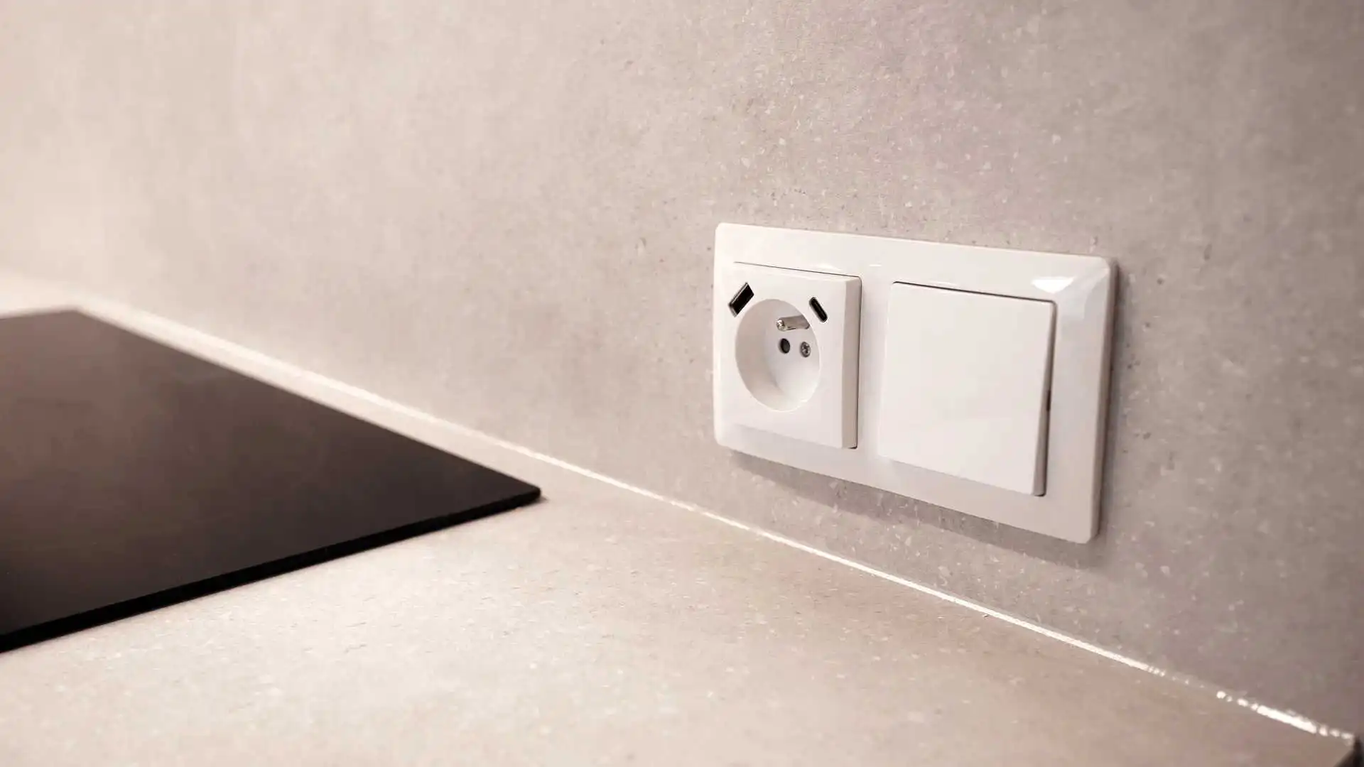 B&iacute;l&aacute; USB nab&iacute;jec&iacute; z&aacute;suvka Zoni ve dvojr&aacute;mečku s vyp&iacute;načem