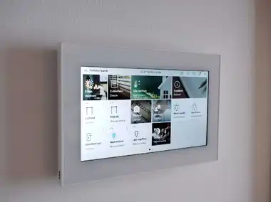 Detailn&iacute; pohled na displej ovl&aacute;dac&iacute;ho panelu OneTouch pro chytrou dom&aacute;cnost ABB-free@home
