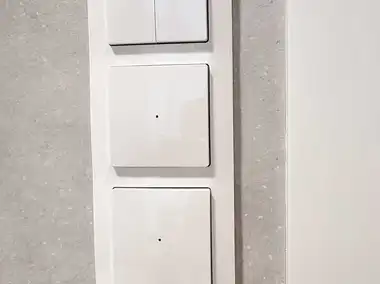 Vyp&iacute;nače ABB-free@home flex v designu Zoni ve svisl&eacute;m trojr&aacute;mečku