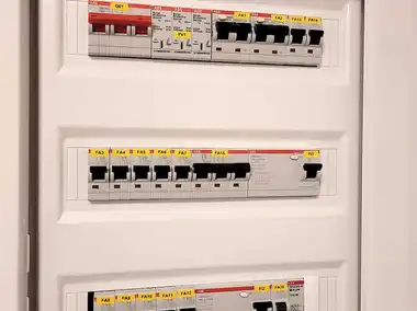 Detailn&iacute; pohled dovnitř rozvodnice na jističe a proudov&eacute; chr&aacute;niče