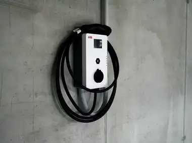 Nab&iacute;ječka pro elektromobily AC wallbox v gar&aacute;ži pod bytov&yacute;mi domy