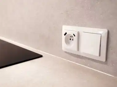 B&iacute;l&aacute; USB nab&iacute;jec&iacute; z&aacute;suvka Zoni ve dvojr&aacute;mečku s vyp&iacute;načem