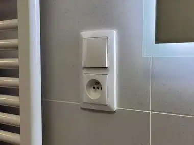 Vyp&iacute;nač a z&aacute;suvka v designu Zoni ve svisl&eacute;m dvojr&aacute;mečku v koupelně