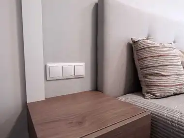 B&iacute;l&eacute; vyp&iacute;nače Zoni v trojr&aacute;mečku u nočn&iacute;ho stolku